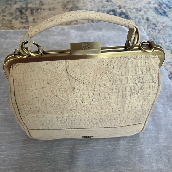 Elegant Cream Crocodile-Embossed Shoulder Bag - Picture 5 of 10